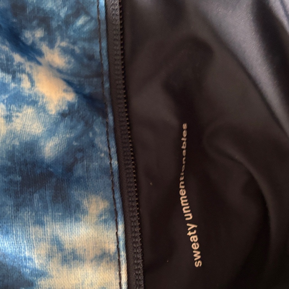 Lululemon Athletica Blue Tie-Dye yoga mat Sling Bag with many utility pockets - Picture 7 of 8